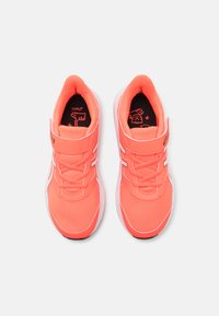 ASICS JOLT 4 UNISEX - Chaussures de running sur route - sunrise red/white