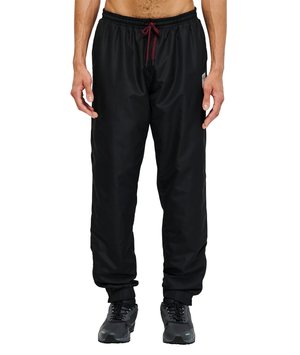 Mand iført sorte elastiske taljebukser med vinrød snøre og sorte sneakers, stående med arme afslappet langs siden.