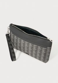 Sorte og hvide mønstrede clutch-tasker med lynlåslukning, med en ensfarvet sort top og aftagelig rem, lavet af syntetisk materiale.