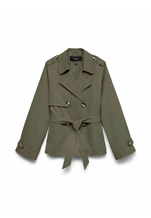 Trench-coat vert olive ceinturé avec boutons croisés, grand col, épaulettes et lanières aux poignets, posé à plat sur un fond blanc.