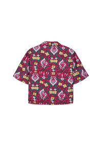Camicetta a maniche corte di un vivace colore rosa, con un motivo floreale e paisley. Realizzata in materiale leggero, presenta una vestibilità rilassata e un colletto aperto.
