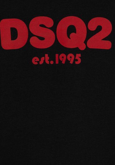 T-shirt nera in cotone con il testo rosso audace "DSQ2" e "est. 1995," caratterizzata da una texture morbida e un classico collo rotondo.