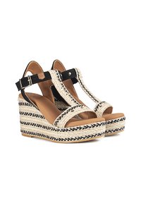 Sandalias de cuña en negro y beige con suela de yute trenzado, punta abierta, tira de tobillo con hebilla y diseño de tira en T.