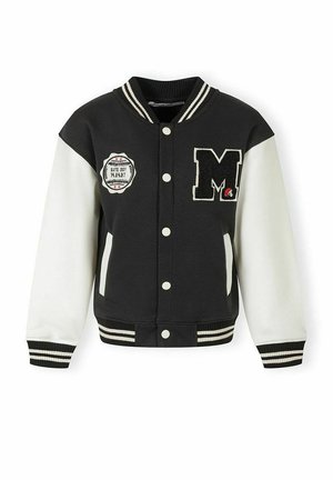 Czarna i biała kurtka typu varsity z paskowanymi mankietami, zapinana na guziki, z dużą naszywką "M" i okrągłą naszywką z napisem "Game Day 19.9.97".