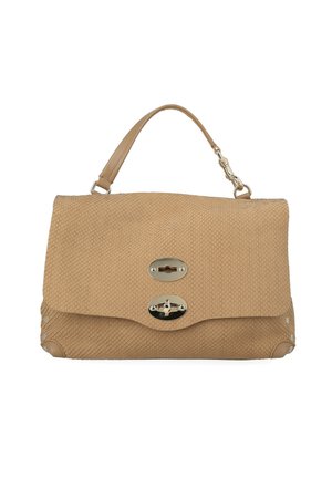 Borsa intrecciata beige con superficie texturizzata, forma rettangolare, chiusure metalliche doppie e un unico manico in pelle.