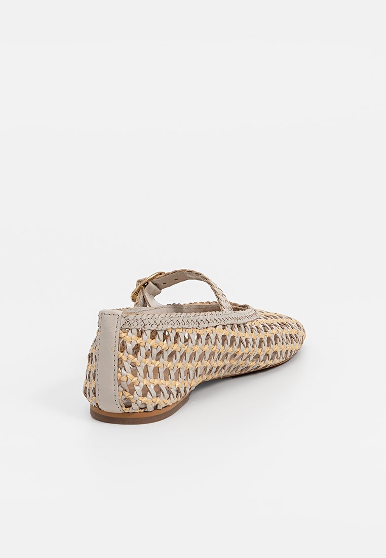Chaussure tissée beige et marron clair avec un bout rond, une sangle à l'arrière et une tige texturée. Caractérisée par un accent de talon gris lisse.