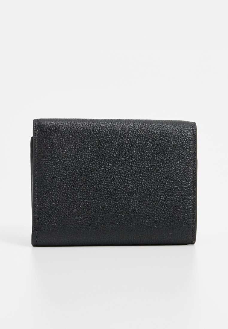 Schwarze Lederbrieftasche mit strukturierter Oberfläche, rechteckiger Form und Klappverschluss. Keine sichtbaren Beschläge oder Akzente.