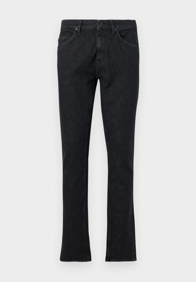 Μαύρο τζιν με ίσια γραμμή και κλείσιμο με εμπρόσθιο κουμπί και φερμουάρ, σχέδιο με πέντε τσέπες και θηλιές για ζώνη σε απλό φόντο.