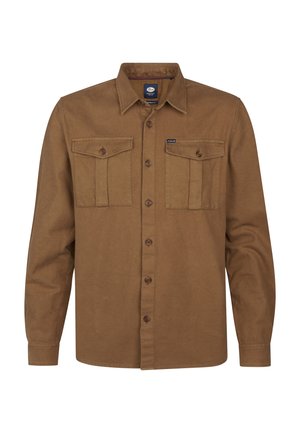 Chemise marron à manches longues en tissu doux, dotée de deux poches poitrine, fermeture à boutons sur le devant et d'un col classique avec un ourlet droit.