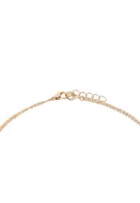 Złoty łańcuszek z delikatnym wzorem, cienkimi ogniwami, zapięciem typu karabińczyk oraz regulowanym przedłużeniem z kilkoma oczkami.