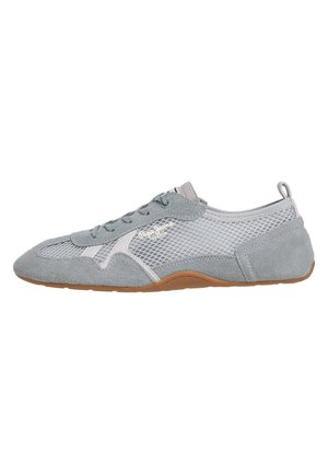 Baskets grises en daim et mesh avec laçage, semelle en caoutchouc et petit logo "Pepe Jeans" sur le côté, présentées en profil latéral.