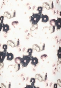Tela con patrón floral que presenta suaves flores en negro, gris y rosa sobre un fondo blanco, con una textura suave y fluida.
