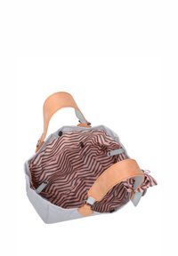 Grijze stoffen draagtas met tan lederen handvatten; interieur heeft een roze zigzagpatroon; afgesloten met drukknopen.