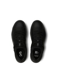 Schwarze Ledersneaker mit glatter Textur, runder Zehenform und flachen Schnürsenkeln. Mit Branding auf der Zunge und der Innensohle. Minimalistisches Design.