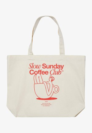 Leinenstoff-Tasche in Off-White mit roter Grafikdruck. Mit dem Text "Slow Sunday Coffee Club" und einem cartoonhaften Kaffeebecher-Design. Lange Tragegriffe.
