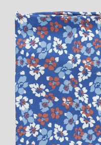 Niebieska tkanina z kwiatowym wzorem, zawierająca białe, jasnoniebieskie i rdzawe kwiaty. Materiał ma delikatną teksturę i wyrazisty wzór.