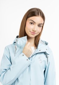 Jachetă impermeabilă de culoare albastru deschis, cu glugă cu șnur, accesorii argintii, manșete elastice și un design subtil cu picături de apă pe piept.