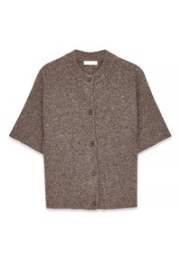 Īsām piedurknēm brūns ribots kardigāns ar apaļu kakla atgriezumu un piecām brūnām pogām priekšpusē, ar strukturētu adījuma audumu.