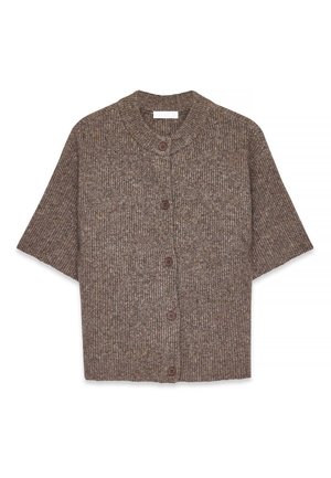 Krátky rukáv, hnedý rebrovaný cardigan s okrúhlym výstrihom a piatimi hnedými gombíkmi na prednej strane, vyrobený z textúrovanej pleteniny.