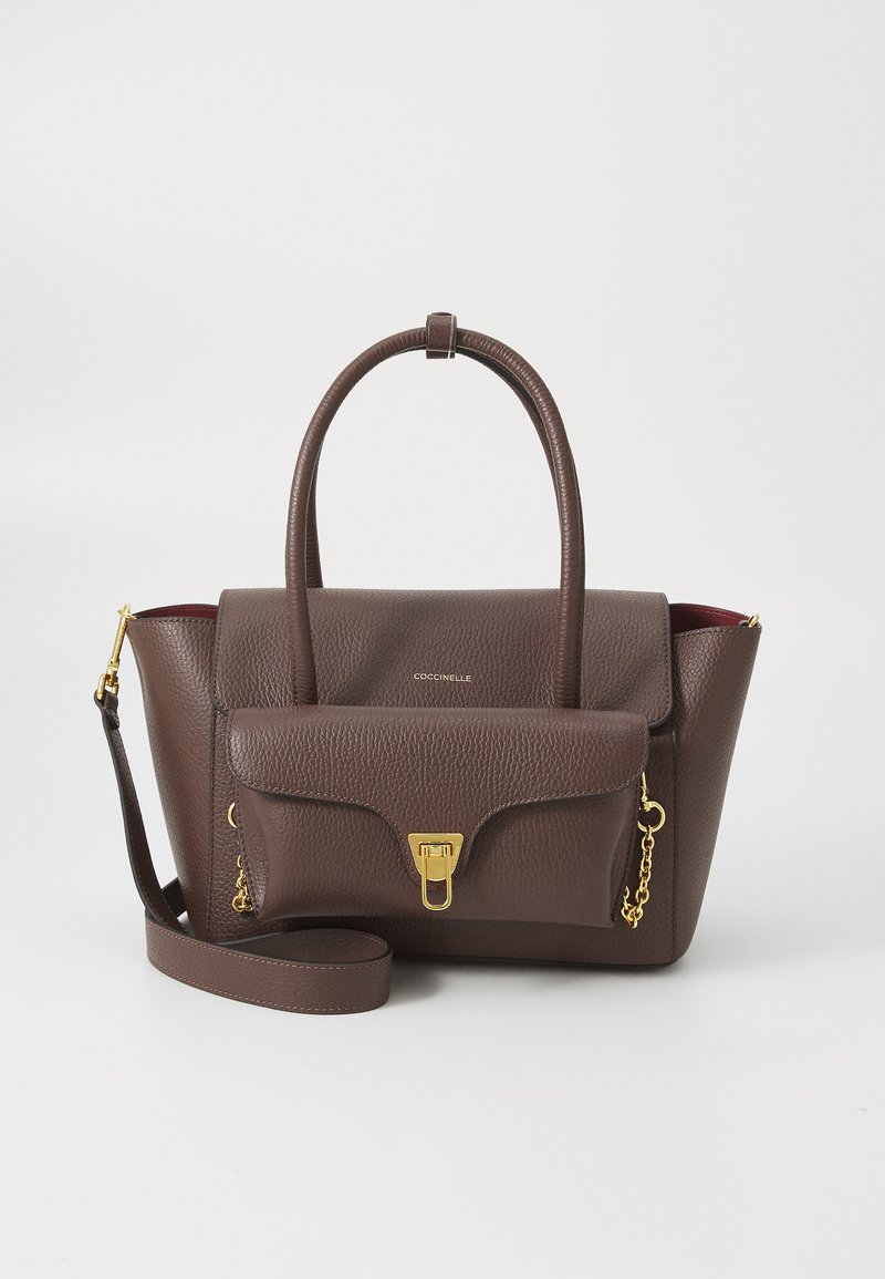 Sac à main en cuir marron avec une finition texturée. Dispose de poignées supérieures, d'une bandoulière amovible, de quincaillerie dorée et d'une poche avant à rabat.
