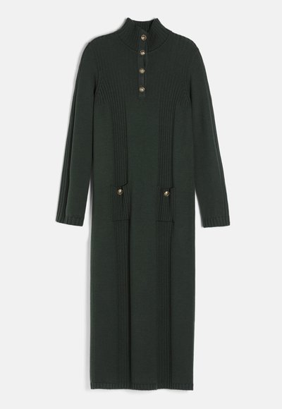Longue robe en maille côtelée vert foncé avec manches longues, col montant, quatre boutons à l'avant et deux poches avant avec boutons.