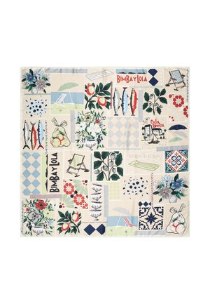 Patrón de patchwork con sillas de playa, sombrillas, peces, flores, frutas, hojas y bloques de texto sobre un fondo crema.