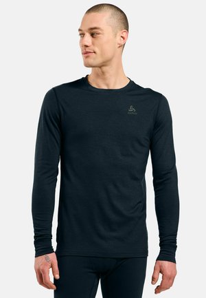 Dunkles langärmeliges Sportshirt aus glattem, elastischem Stoff; verfügt über einen runden Ausschnitt und ein kleines Logo auf der Brust.