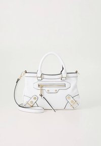 Vit läderhandväska med krokodilmönster, guldfärgade metallbeslag, handtag upptill och en avtagbar axelrem. Utrustad med en ficka med dragkedja.