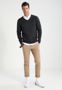 Tommy Hilfiger V-NECK  - Maglione - charcoal heather