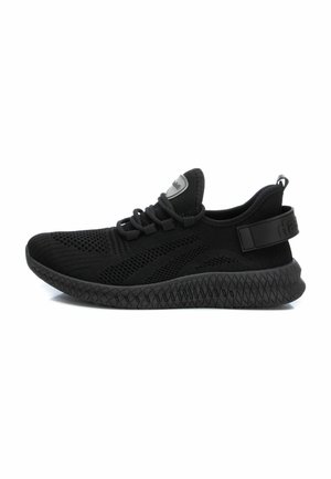 Zapatos deportivos negros con parte superior de malla transpirable, suela de goma texturizada y cordones ajustables con una correa de talón que proporciona soporte.
