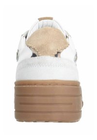 Weiße Sneaker mit einem Akzent aus braunem Wildleder an der Ferse, ausgestattet mit einer dicken braunen Sohle und minimalen Nähten. Das Design ist sportlich und modern.