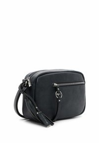 Kompakte schwarze Leder-Umhängetasche mit vorderer Reißverschlusstasche, silberner Hardware und verstellbarem Riemen mit markantem Lederquasten-Anhänger.