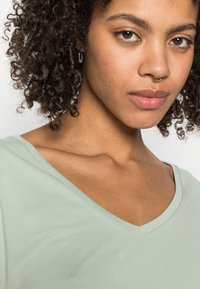 Pieces PCKAMALA - T-shirt básica - silt green