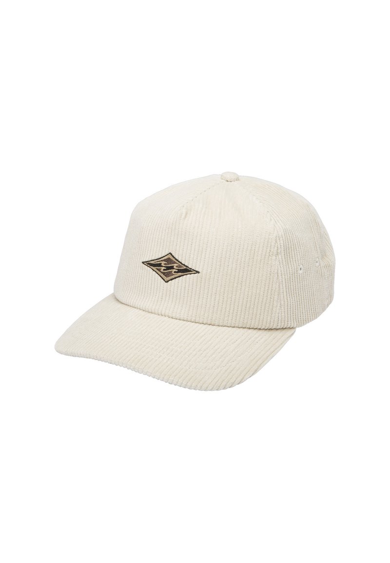 Creme farvet kordfløjlskasket med en struktureret design, der har et broderet logo-patch og seks ventilationshuller. Flad skygge og tekstureret overflade.