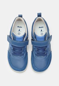 Blå lädersneakers med en strukturerad yta, utrustade med ett kardborreband, snördetaljer och en vit gummisula. Storlek 33 markerad invändigt.