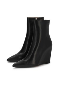 Bottines à talon noir en cuir lisse avec un bout pointu. Présentent un design épuré et une fermeture à glissière à l'arrière.