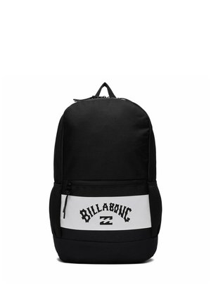 Zwarte rugzak met een wit voorpaneel met het woord "Billabong" en een golflogo, zijvakjes van gaas en een bovenste rits.