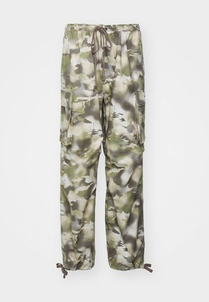 Cargo-Hosen in Camouflage-Muster mit Grüntönen und Grau, elastischem Bund mit Kordelzug und zwei Seitentaschen.