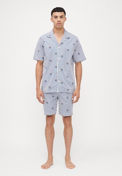 Herren-Loungewear-Set mit marineblauen und weißen vertikalen Streifen, kurzärmligem Button-up-Hemd und passenden Shorts mit floralem Muster.