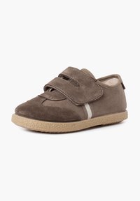 Braune Wildlederschuhe mit zwei Klettverschlüssen, strukturiertem beigem Gummisohle und weißen seitlichen Akzentstreifen. Niedrigprofil-Design, runde Zehenform.