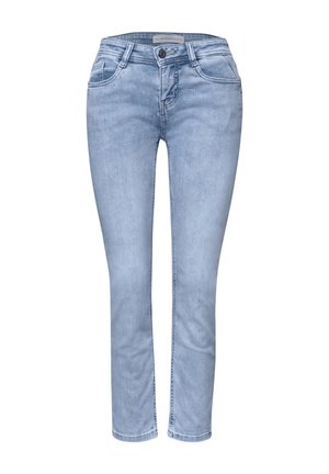Jean slim bleu clair avec poches avant, passants pour ceinture, fermeture par boutons et détails subtils de décoloration, présenté sur un fond blanc.