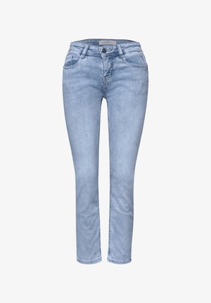 Jasnoniebieskie jeansy o wąskim kroju z przednimi kieszeniami, szlufkami na pasek, zapięciem na guzik oraz subtelnymi efektami przetarć, prezentowane na białym tle.