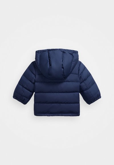 Marineblå pufferjakke med hette, med kviltede seksjoner, elastiske mansjetter og kort design. Glatt, blank tekstur.