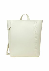 Sac à dos en simili cuir blanc avec une marque en relief, une forme carrée minimaliste et une poignée supérieure avec des bretelles réglables.