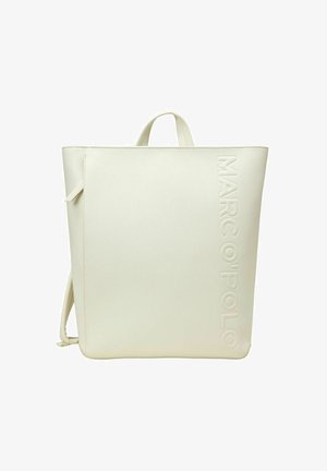 Sac à dos en simili cuir blanc avec une marque en relief, une forme carrée minimaliste et une poignée supérieure avec des bretelles réglables.