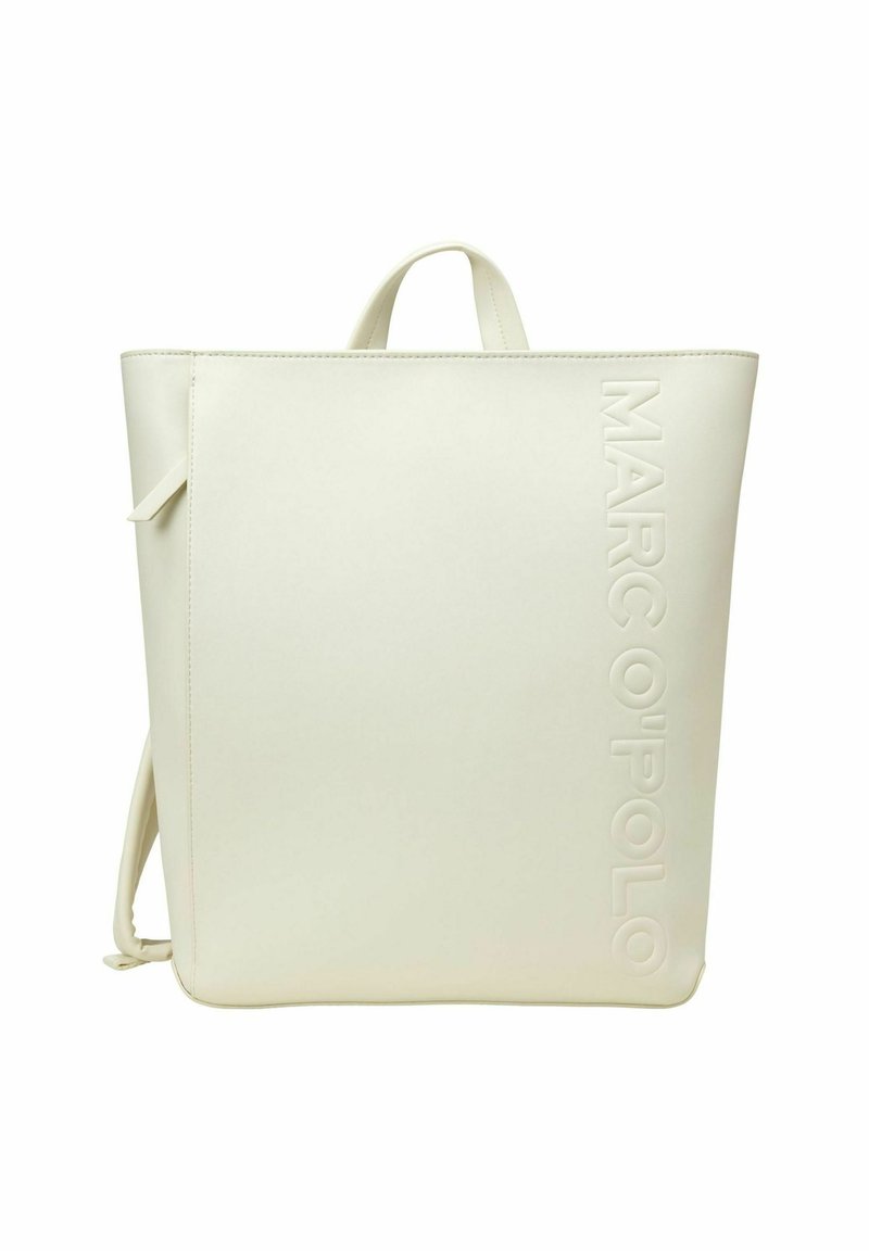 Sac à dos en simili cuir blanc avec une marque en relief, une forme carrée minimaliste et une poignée supérieure avec des bretelles réglables.