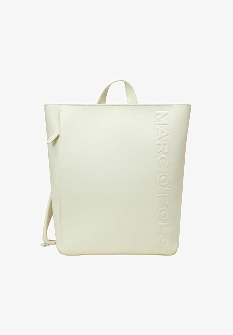 Sac à dos en simili cuir blanc avec une marque en relief, une forme carrée minimaliste et une poignée supérieure avec des bretelles réglables.