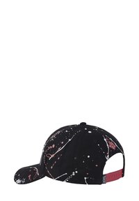 Gorra negra con un diseño de pintura salpicada en blanco y rosa. Cinta ajustable en la parte posterior y visera curva con tejido texturizado.
