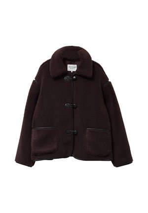 Chaqueta de forro polar marrón con cuello, que cuenta con dos bolsillos frontales, cremalleras negras y botones. La tela tiene una apariencia texturada y suave.