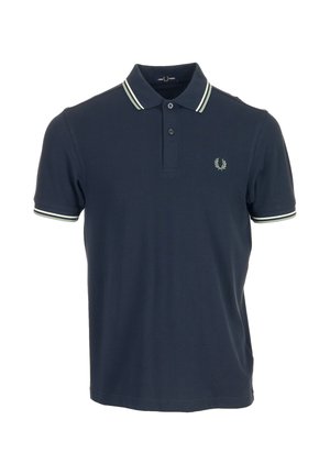Marineblauw poloshirt met korte mouwen, twee knopen, witte dubbele streep op kraag en manchetten, en klein lauwerkranslogo op de borst.